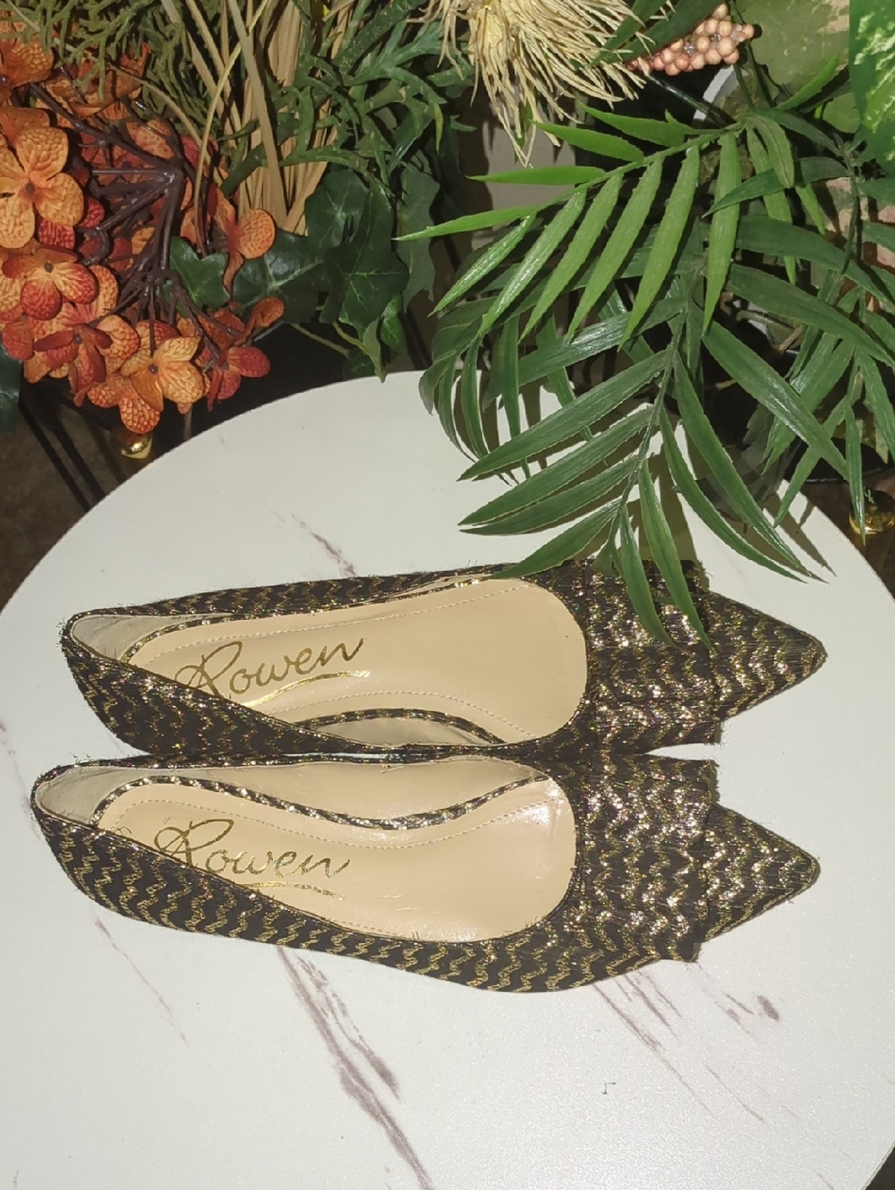 🔥SALE🔥Vintage Rowen Pointed Toe Glitter Flats in Black and Gold - Picture 6 of 7